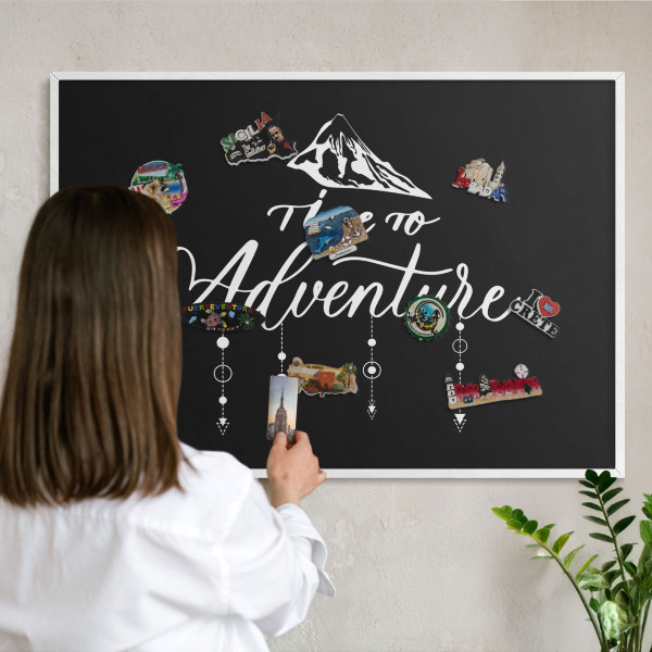 Wand-Magnettafel für Reisesouvenirs mit weißem Rahmen Ein Abenteuer erwartet dich.