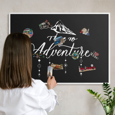 Wand-Magnettafel für Reisesouvenirs mit weißem Rahmen Ein Abenteuer erwartet dich.