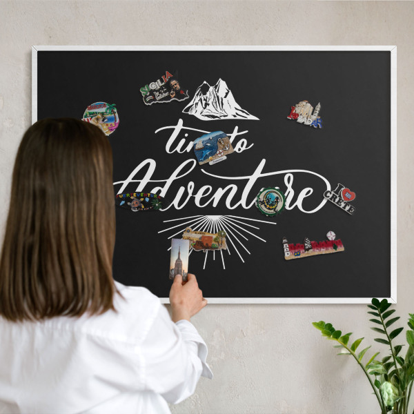 Wand-Magnettafel für Reisesouvenirs mit weißem Rahmen Abenteuerzeit
