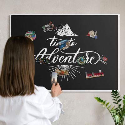 Wand-Magnettafel für Reisesouvenirs mit weißem Rahmen Abenteuerzeit