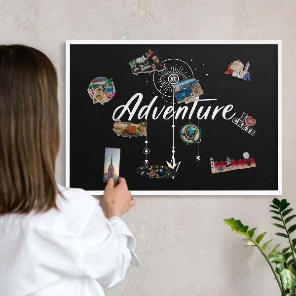 Wand-Magnettafel für Reisesouvenirs mit weißem Rahmen Ein Abenteuer erwartet dich.