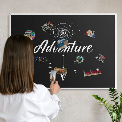 Wand-Magnettafel für Reisesouvenirs mit weißem Rahmen Ein Abenteuer erwartet dich.