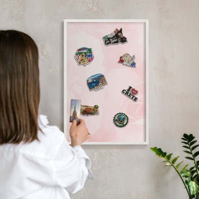Wand-Magnettafel für Reisesouvenirs mit weißem Rahmen Zartes Rosa