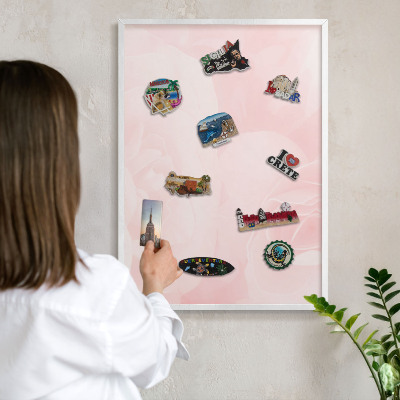 Wand-Magnettafel für Reisesouvenirs mit weißem Rahmen Zartes Rosa