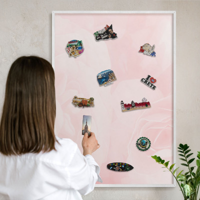 Wand-Magnettafel für Reisesouvenirs mit weißem Rahmen Zartes Rosa
