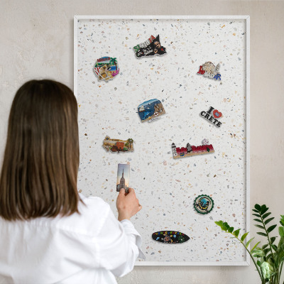 Wand-Magnettafel für Reisesouvenirs mit weißem Rahmen Terrazzo-Muster