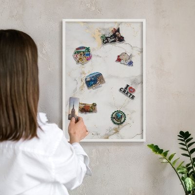 Wand-Magnettafel für Reisesouvenirs mit weißem Rahmen Zarte Eleganz