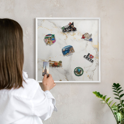 Wand-Magnettafel für Reisesouvenirs mit weißem Rahmen Zarte Eleganz
