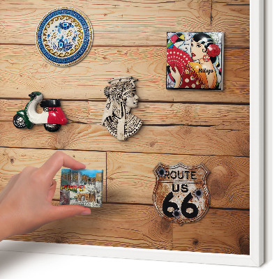 Magnettafel aus Metall für Souvenirs in weißem Rahmen Holzbretter