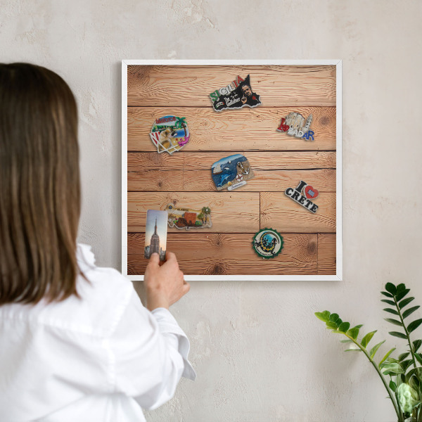 Magnettafel aus Metall für Souvenirs in weißem Rahmen Holzbretter