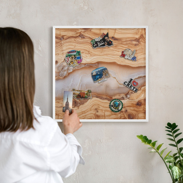Wand-Magnettafel für Reisesouvenirs mit weißem Rahmen Eleganz aus Holz