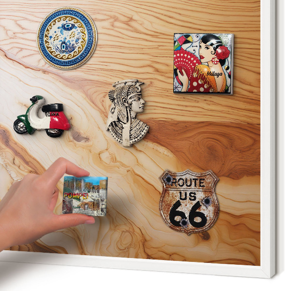 Magnettafel aus Metall für Souvenirs in weißem Rahmen Holzstruktur