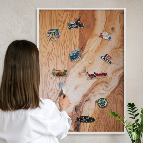 Magnettafel aus Metall für Souvenirs in weißem Rahmen Holzstruktur