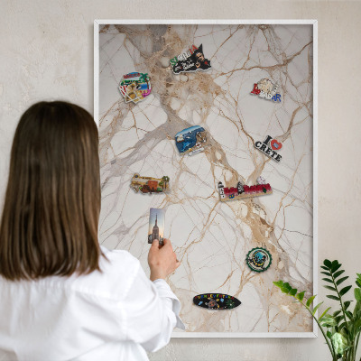 Wand-Magnettafel für Reisesouvenirs mit weißem Rahmen Marmor-Eleganz