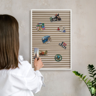 Wand-Magnettafel für Reisesouvenirs mit weißem Rahmen Holzlatten