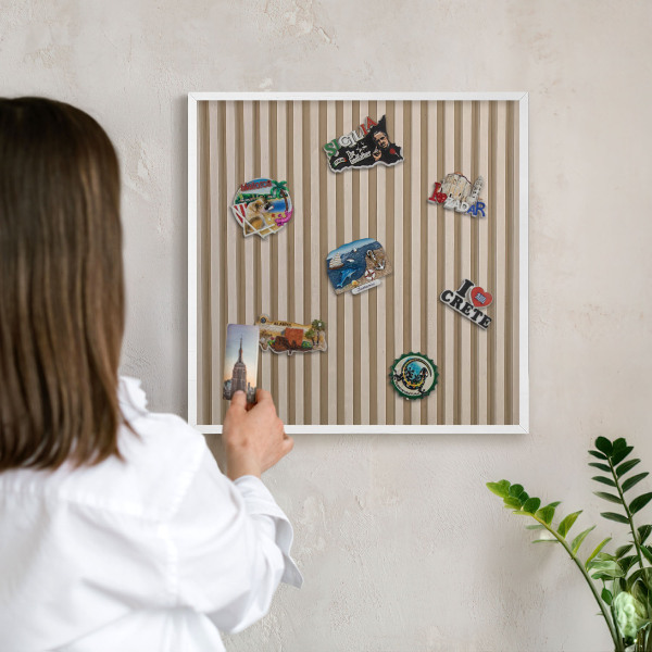Wand-Magnettafel für Reisesouvenirs mit weißem Rahmen Holzlatten