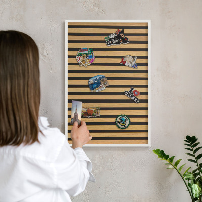 Magnettafel aus Metall für Souvenirs in weißem Rahmen Holzrhythmen