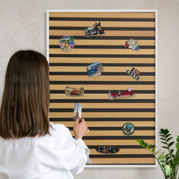 Magnettafel aus Metall für Souvenirs in weißem Rahmen Holzrhythmen
