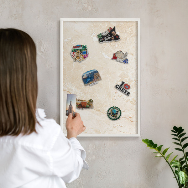 Wand-Magnettafel für Reisesouvenirs mit weißem Rahmen Zarter Marmor
