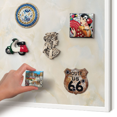 Magnettafel aus Metall für Souvenirs in weißem Rahmen Subtile Eleganz