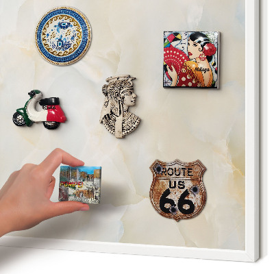 Magnettafel aus Metall für Souvenirs in weißem Rahmen Subtile Eleganz
