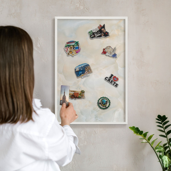 Magnettafel aus Metall für Souvenirs in weißem Rahmen Subtile Eleganz