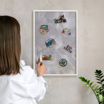 Wand-Magnettafel für Reisesouvenirs mit weißem Rahmen Graue Eleganz