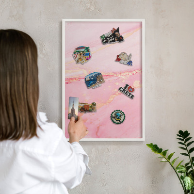 Wand-Magnettafel für Reisesouvenirs mit weißem Rahmen Rosa Eleganz