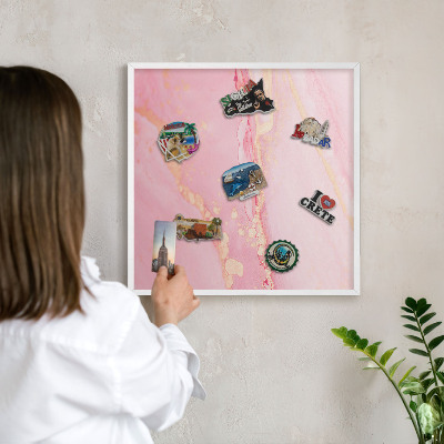 Wand-Magnettafel für Reisesouvenirs mit weißem Rahmen Rosa Eleganz