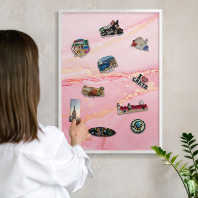 Wand-Magnettafel für Reisesouvenirs mit weißem Rahmen Rosa Eleganz