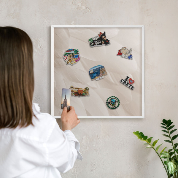 Magnettafel aus Metall für Souvenirs in weißem Rahmen Cremefarbene Federn