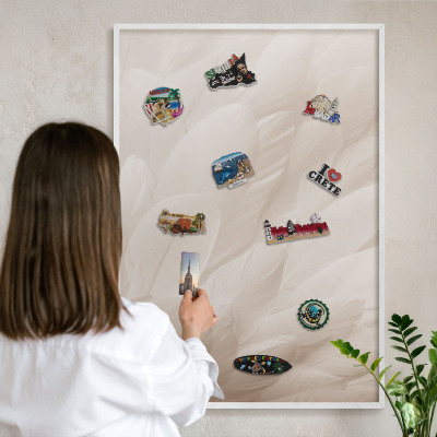 Magnettafel aus Metall für Souvenirs in weißem Rahmen Cremefarbene Federn