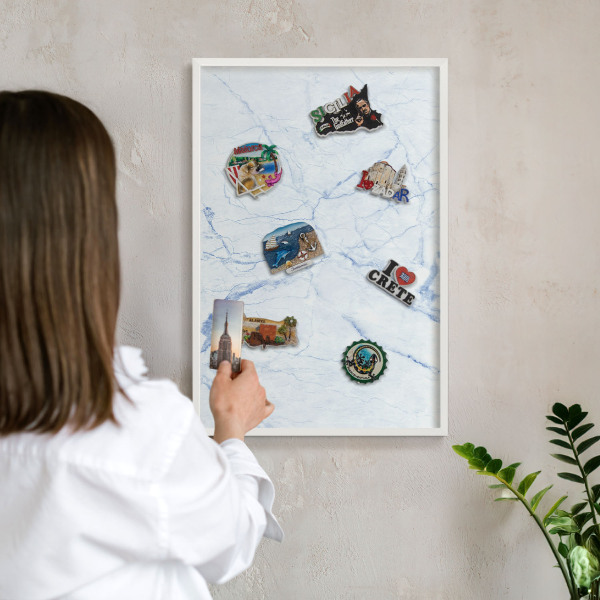 Magnettafel aus Metall für Souvenirs in weißem Rahmen Marmordesign