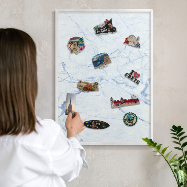 Magnettafel aus Metall für Souvenirs in weißem Rahmen Marmordesign