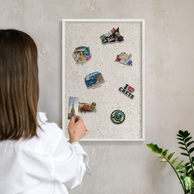Wand-Magnettafel für Reisesouvenirs mit weißem Rahmen Zarter Hintergrund