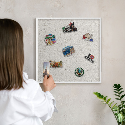 Magnettafel aus Metall für Souvenirs in weißem Rahmen Subtile Eleganz