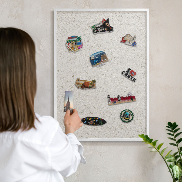 Magnettafel aus Metall für Souvenirs in weißem Rahmen Subtile Eleganz