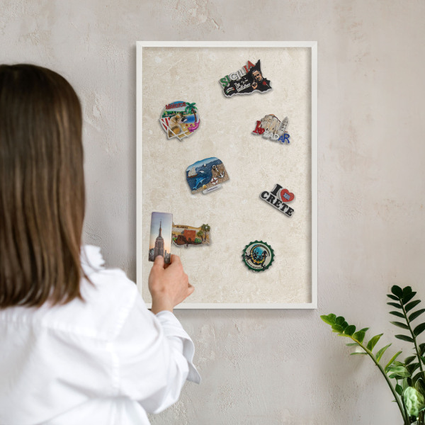 Magnettafel aus Metall für Souvenirs in weißem Rahmen Cremige Eleganz