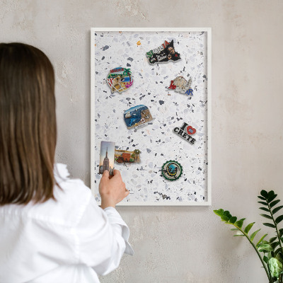 Wand-Magnettafel für Reisesouvenirs mit weißem Rahmen Terrazzo-Stil