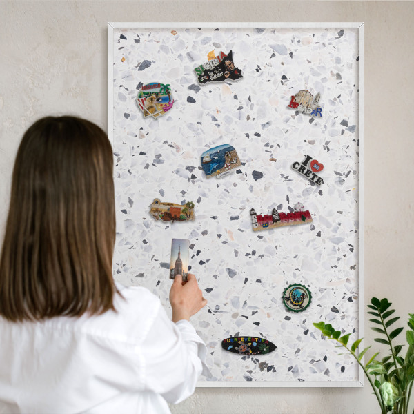 Wand-Magnettafel für Reisesouvenirs mit weißem Rahmen Terrazzo-Stil