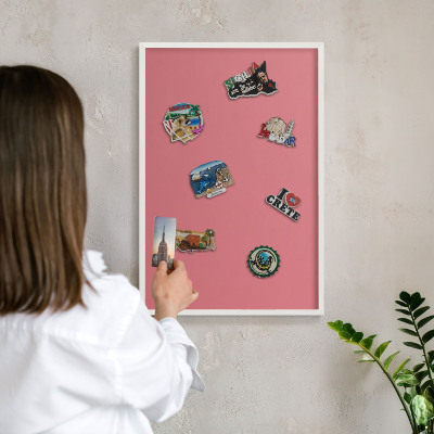 Magnettafel aus Metall für Souvenirs in weißem Rahmen Lachsfarben