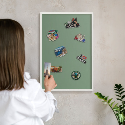 Wand-Magnettafel für Reisesouvenirs mit weißem Rahmen Gedämpftes Grün