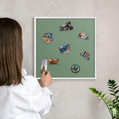 Wand-Magnettafel für Reisesouvenirs mit weißem Rahmen Gedämpftes Grün