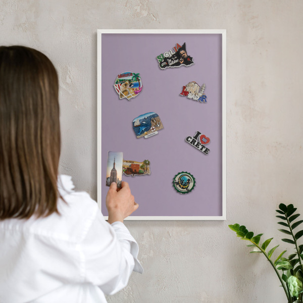 Magnettafel aus Metall für Souvenirs in weißem Rahmen Fliederviolett