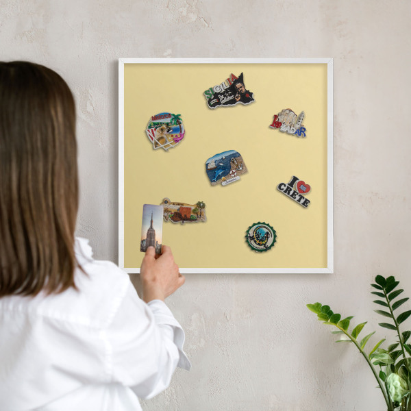Magnettafel aus Metall für Souvenirs in weißem Rahmen Cremefarbenes Gelb