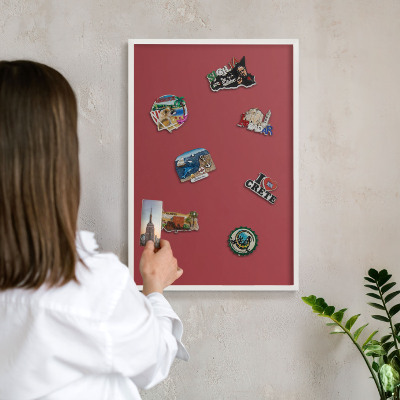Magnettafel aus Metall für Souvenirs in weißem Rahmen Burgunderrote Farbe