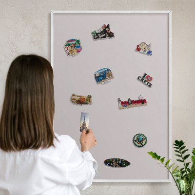 Wand-Magnettafel für Reisesouvenirs mit weißem Rahmen Aschgrau