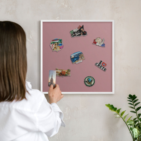Magnettafel aus Metall für Souvenirs in weißem Rahmen Altrosa