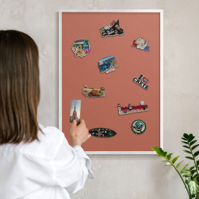 Wand-Magnettafel für Reisesouvenirs mit weißem Rahmen Ziegelfarbe