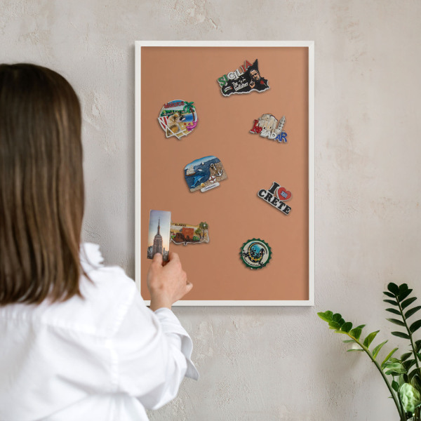 Magnettafel aus Metall für Souvenirs in weißem Rahmen Mattorange